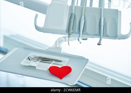 Set von Zahnarztwerkzeugen im Büro Stockfoto