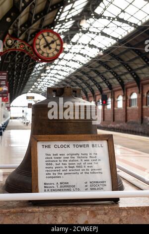 Darlington Railway Station Clock Tower Bell, Plattform 4, Darlington, County Durham, England, Großbritannien Stockfoto