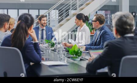 Corporate Meeting Room: Senior Executive hält eine kraftvolle Rede über die rekordverdächtigen Jahresumsatzergebnisse des Unternehmens vor einem Verwaltungsrat Stockfoto