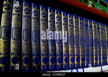 Die Bücher des Heiligen Quran auf einem Regal im Spielerraum der Moschee Stockfoto