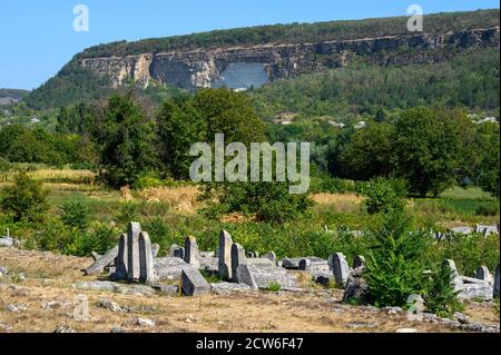 Gruppe von alten Grabsteinen auf dem alten jüdischen Friedhof in Vadul liu Rascov in Moldawien Stockfoto