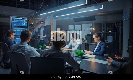 Im Corporate Meeting Room: Energisch und selbstbewusst Young Startup Creator nutzt Digital Interactive Whiteboard für Präsentationen und liefert leistungsstark Stockfoto