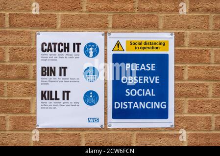 COVID-19 Coronavirus Vorsichtsmaßnahmen in einer Schule in Essex, Großbritannien. Zeichen. Bitte beachten Sie soziale Distanzierung. Fangen Sie es, bin es, töten es, Informationen bemerken Stockfoto