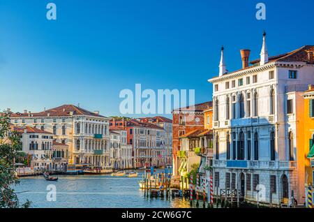 Venedig Stadtbild mit Grand Canal Wasserstraße. Vaporettos, Yachten und Boote, die Canal Grande segeln. Palazzo Giustinian Lolin und Ca Rezzonico barocken Stil Palast. Region Venetien, Norditalien Stockfoto