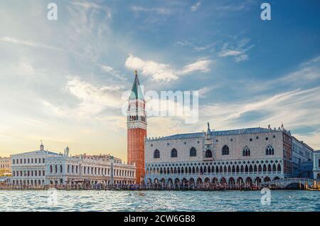 Venedig Stadtbild mit San Marco Becken der venezianischen Lagune Wasser, Riva degli Schiavoni Uferpromenade, Dogenpalast Palazzo Ducale und Campanile Glockenturm Gebäude, Region Venetien, Italien Stockfoto