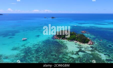 Paradies von oben. Die atemberaubende Schönheit der Strände der Seychellen ist noch atemberaubender von dieser Aussicht. Kristallklares Wasser und unberührter Sand. Stockfoto