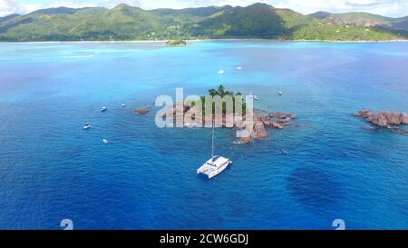 Oben und unten ist St. Pierre pure Magie! Kristallklares Wasser, lebendige Unterwasserwelt und die Schönheit der Seychellen aus jedem Winkel. Stockfoto