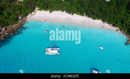 Paradies von oben. Die atemberaubende Schönheit der Strände der Seychellen ist noch atemberaubender von dieser Aussicht. Kristallklares Wasser und unberührter Sand. Stockfoto