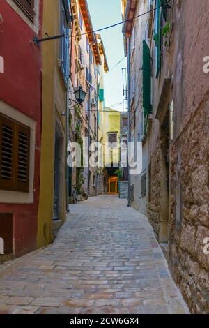 Alte schmale gepflasterte Straße in Rovinj, Kroatien Stockfoto