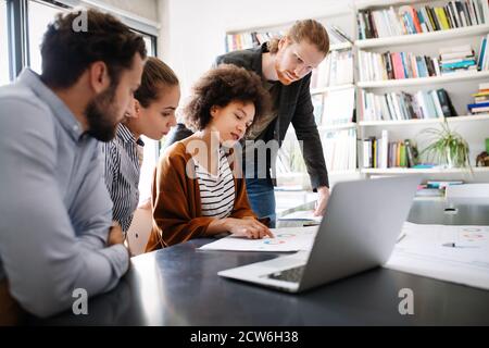 Gruppe von jungen Unternehmern und Designern. Arbeiten sie auf neues Projekt. Start-up-Konzept. Stockfoto