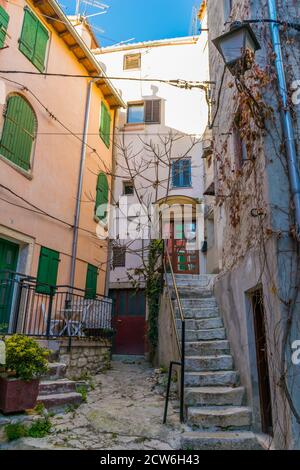 Kleiner gepflasterter Hof zwischen Häusern in Rovinj, Kroatien Stockfoto