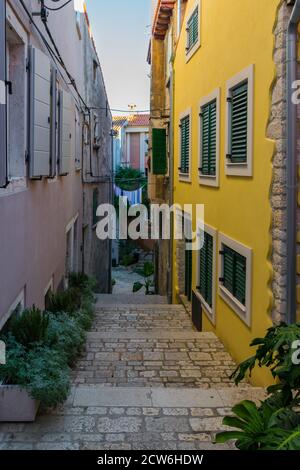 Alte schmale gepflasterte Straße in Rovinj, Kroatien Stockfoto