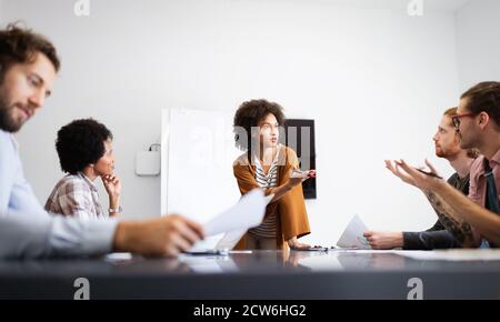 Gruppe von Geschäftsleuten Zusammenarbeiten auf Projekt im Büro Stockfoto