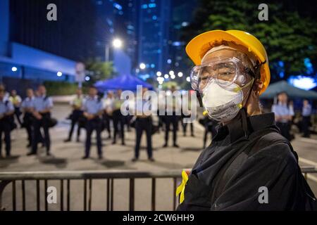 HONGKONG, HONGKONG SAR, CHINA: 5. OKTOBER 2019. Ein älterer, entschlossener Protestant auf der Polizeibarrikade vor dem Büro der Chefs in Le Stockfoto