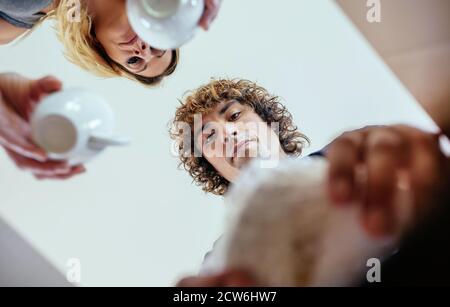 Blick von unten paar Auspacken Umzugskartons Stockfoto