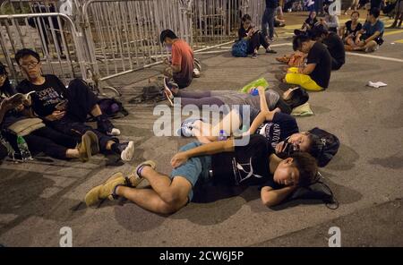 Hongkong, Hongkong, China. Oktober 2014. Die Demonstranten schlafen auf der Polizeibarrikade vor dem Büro der Chefs im LegCo-Gebäude, Tamar, Admiralität. Quelle: Jayne Russell/ZUMA Wire/Alamy Live News Stockfoto