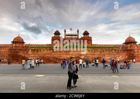 Blick auf das berühmte Rote Fort, auch bekannt als Lal Quila, im historischen Viertel Shahjahanabad im alten Delhi. Stockfoto