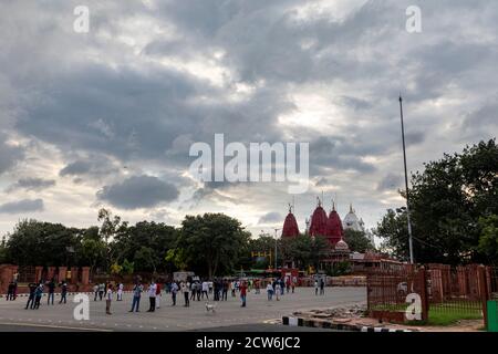 Blick auf die Türme von Digambar Jain Tempel gegenüber Red Fort, im historischen Viertel von Shahjahanabad in Alt-Delhi. Stockfoto