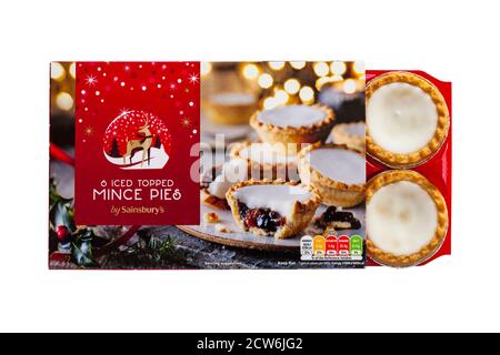 Kasten 6 Iced überstiegen Mince Pies von Sainsburys auf weißem Hintergrund - Gebäck Fällen gefüllt mit Hackfleisch, gekrönt mit weichen, weißen Fondant Zuckerglasur Stockfoto