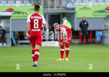 Freiburg Im Breisgau, Deutschland. September 2020. Fußball: Bundesliga, SC Freiburg - VfL Wolfsburg, 2. Spieltag, Schwarzwaldstadion. Freiburgs Baptiste Santamaria (l) und Freiburgs Jonathan Schmid (r) reagieren im Spiel. Quelle: Tom Weller/dpa/Alamy Live News Stockfoto