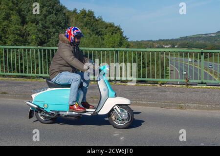 1967 White blue Lambretta Klassischer Roller, geschätztes Oldtimer-Motorrad, restaurierter Oldtimer, Sammlermotoren, altes Erbe, alter Zustand, Sammlerroller, restaurierter Transport in Großbritannien Stockfoto