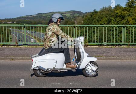 Classic White 1963 Lambretta Roller Spezielle Fahrräder, geschätzt Veteran Motorrad, restaurierte alte Timer, Sammlermotoren, Vintage-Erbe, alt erhalten, Sammlerroller, restaurierte Transport fahren in Großbritannien Stockfoto