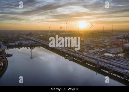 Luftaufnahme der Autobahn A7 im Hamburger Hafen Stockfoto