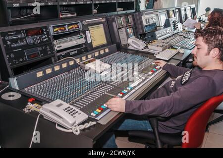 Istanbul, Türkei, 08/10/2015; CNN International Istanbul Branch Studios. Blick von einem Kontrollraum. Personen, die arbeiten und bearbeiten Stockfoto