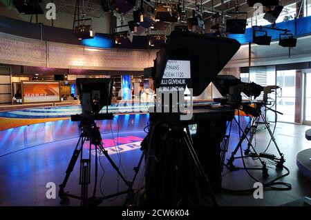 CNN Istanbul TV News Studio. Hinter den Kulissen. Reporter und Kameras sind bereit und Teleprompter ist eingeschaltet Stockfoto