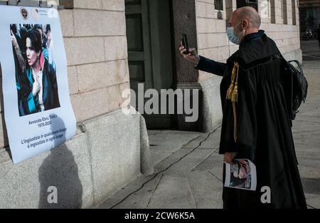 Presidio degli avvocati bergamaschi davanti a Palazzo Frizzoni per rendere omaggio a Ebru Timtik, avvocata e attivista turca di origine curda, impegnata nella difesa dei diritti umani, arrestata con l'accusa di far parte di un gruppo terrorista. Condannata è morta dopo 238 giorni di sciopero della Fame dopo aver chiesto un processo equo. (Foto © Sergio Agazzi/Fotograf, BERGAMO - 2020-09-28) p.s. la foto e' utilizzabile nel rispetto del contesto in cui e' stata scattata, e senza intento diffamatorio del decoro delle persone rappresentate Stockfoto