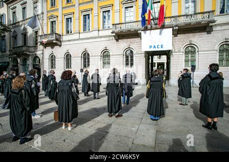 Presidio degli avvocati bergamaschi davanti a Palazzo Frizzoni per rendere omaggio a Ebru Timtik, avvocata e attivista turca di origine curda, impegnata nella difesa dei diritti umani, arrestata con l'accusa di far parte di un gruppo terrorista. Condannata è morta dopo 238 giorni di sciopero della Fame dopo aver chiesto un processo equo. (Foto © Sergio Agazzi/Fotograf, BERGAMO - 2020-09-28) p.s. la foto e' utilizzabile nel rispetto del contesto in cui e' stata scattata, e senza intento diffamatorio del decoro delle persone rappresentate Stockfoto