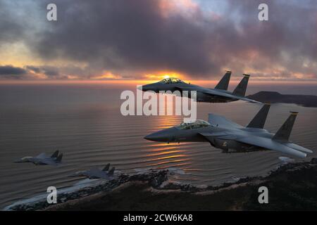Boeing F-15E Strike Eagle bei einem Flug über die Küste Stockfoto