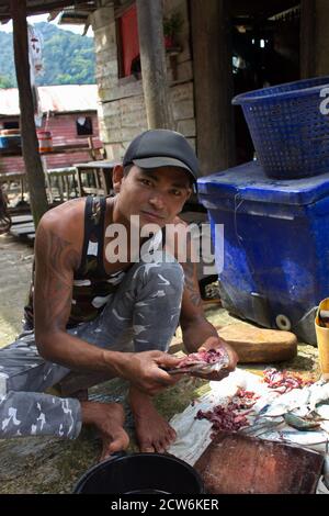 Mann verarbeitet Fisch in Jalan Fischerdorf auf Jalan Insel, Mergui Archipel, Myanmar. Stockfoto