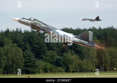 Suchoi SU-57, ein in Russland gemachtes Jagdflugzeug der 5. Generation, bei einem dynamischen Start mit Nachbrenner Stockfoto