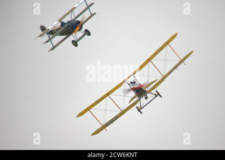 Die Ausstellung des Großen Krieges die Royal Aircraft Factory des britischen Teams BE2c wurde von einem deutschen Fokker DR1-Triplane auf der Cosford Air Show 2016, Shropshire, Großbritannien, verfolgt Stockfoto