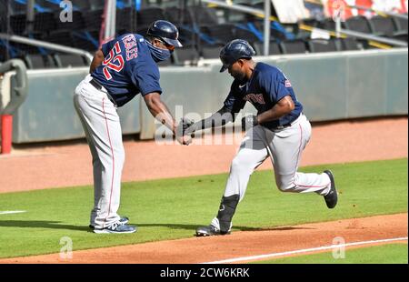 Atlanta, USA. 27. September 2020: Boston Red Sox Outfielder Jackie Bradley Jr. (rechts) gibt dem dritten Basistrainer Carlos Febles (links) einen Fauststoß, nachdem er während des vierten Innings eines MLB-Spiels gegen die Atlanta Braves im Truist Park in Atlanta, GA, einen Heimlauf gemacht hat. Austin McAfee/CSM Credit: CAL Sport Media/Alamy Live News Stockfoto