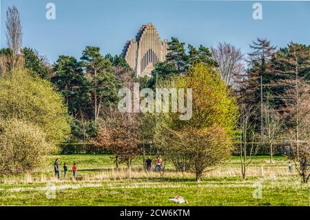 Bispebjerg Kirkegard (Bispebjerg ländlicher Friedhof oder Friedhof) Mit der Grundtvigs Kirke (Grundtvigs protestantische Kirche) Fassade steht aus dem Baum Stockfoto
