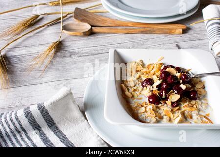Haferflocken Müsli mit Obst und Nüssen Stockfoto