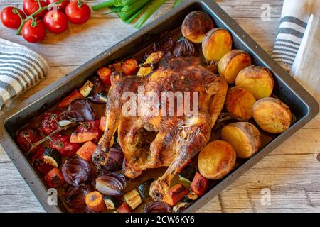 Brathähnchen mit Backofengemüse mediterrane Gericht Stockfoto