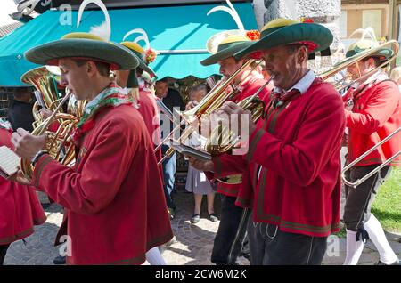 Traditionelle Volksmusikkapelle Maria Luggau auf dem Gemeindefest während der Parade, Kärnten, Österreich, 2015 Stockfoto