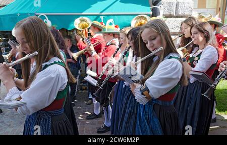 Traditionelle Volksmusikkapelle Maria Luggau auf dem Gemeindefest während der Parade, Kärnten, Österreich Stockfoto