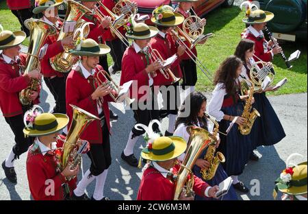 Traditionelle Volksmusikkapelle Maria Luggau auf dem Gemeindefest während der Parade, Kärnten, Österreich Stockfoto