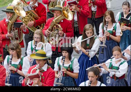 Musiker der Musikband Maria Luggau bei der Festprozession zur Feier von 200 Jahren der Band in Trachten, Kärnten, Österreich Stockfoto