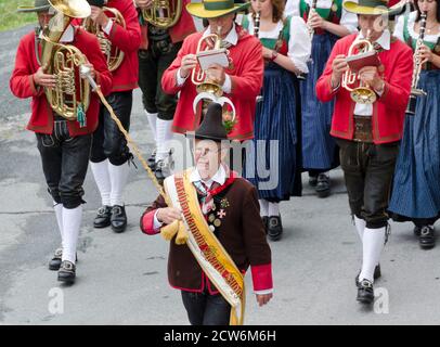 Musikband Maria Luggau bei der Festprozession zur Feier von 200 Jahren der Band in Trachten, Kärnten, Österreich Stockfoto