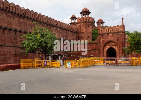 Blick auf das berühmte Rote Fort, auch bekannt als Lal Quila, im historischen Viertel Shahjahanabad im alten Delhi. Stockfoto