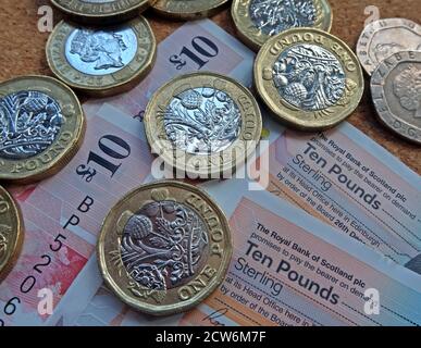 The Royal Bank of Scotland Plc, 10-Pfund-Note, mit Pfund-Münzen, schottische Sterling-Währung, Plastikscheine Stockfoto