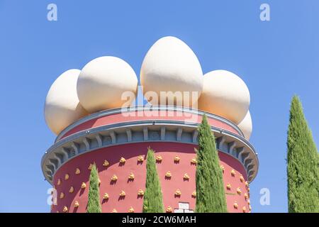 FIGUERES, SPANIEN-8. AUGUST 2020: Architektur des Daches des Salvador Dali Theater und Museum in seiner Heimatstadt Stockfoto