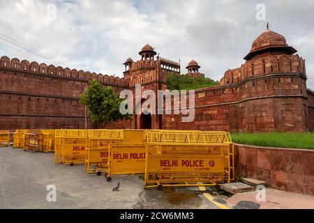 Blick auf das berühmte Rote Fort, auch bekannt als Lal Quila, im historischen Viertel Shahjahanabad im alten Delhi. Stockfoto