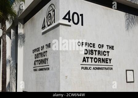 SANTA ANA, KALIFORNIEN - 23. SEPTEMBER 2020: Schild an der Ecke des Büros des Bezirksstaatsanwalts, in Santa Ana. Stockfoto