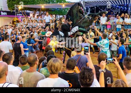 Jaleo, Danza tradicional con Caballos, originaria Del Siglo XIV, Fiestas de Sant Lluís Menorca, Balearen, Spanien Stockfoto